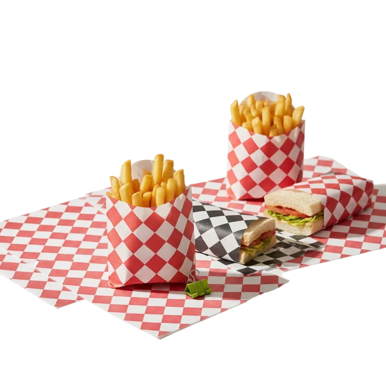 Papas fritas y sándwich empacados en papel antigrasa biodegradable a cuadros rojo y negro